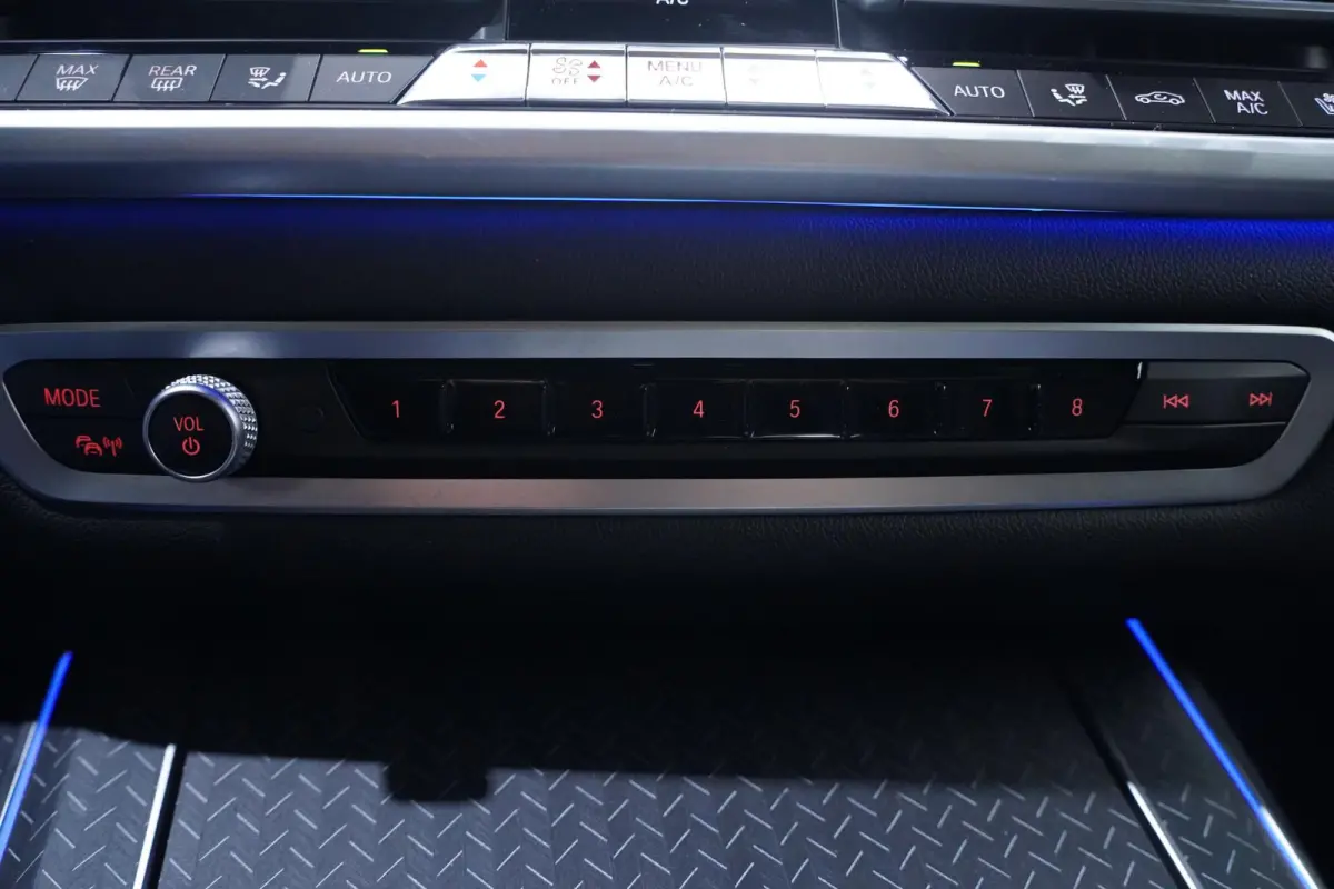 xDrive40i M Sport NAP M Stoelen Carbon spiegels Leder dashbord Massage Standverwarming Bowers & Wilkins Night Vision Rijklaar Trekhaak Panodak