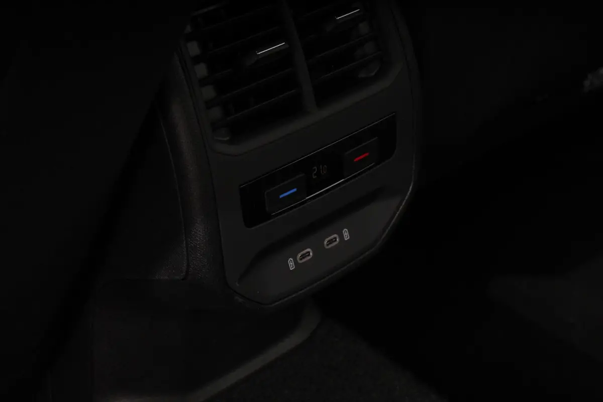 1.0 TSI Style Nieuw Type ! Navigatie Climate control Cruise adaptive Led Virtual Cockpit Lichtmetalen Velgen Parkeer sensoren Getinte ruiten