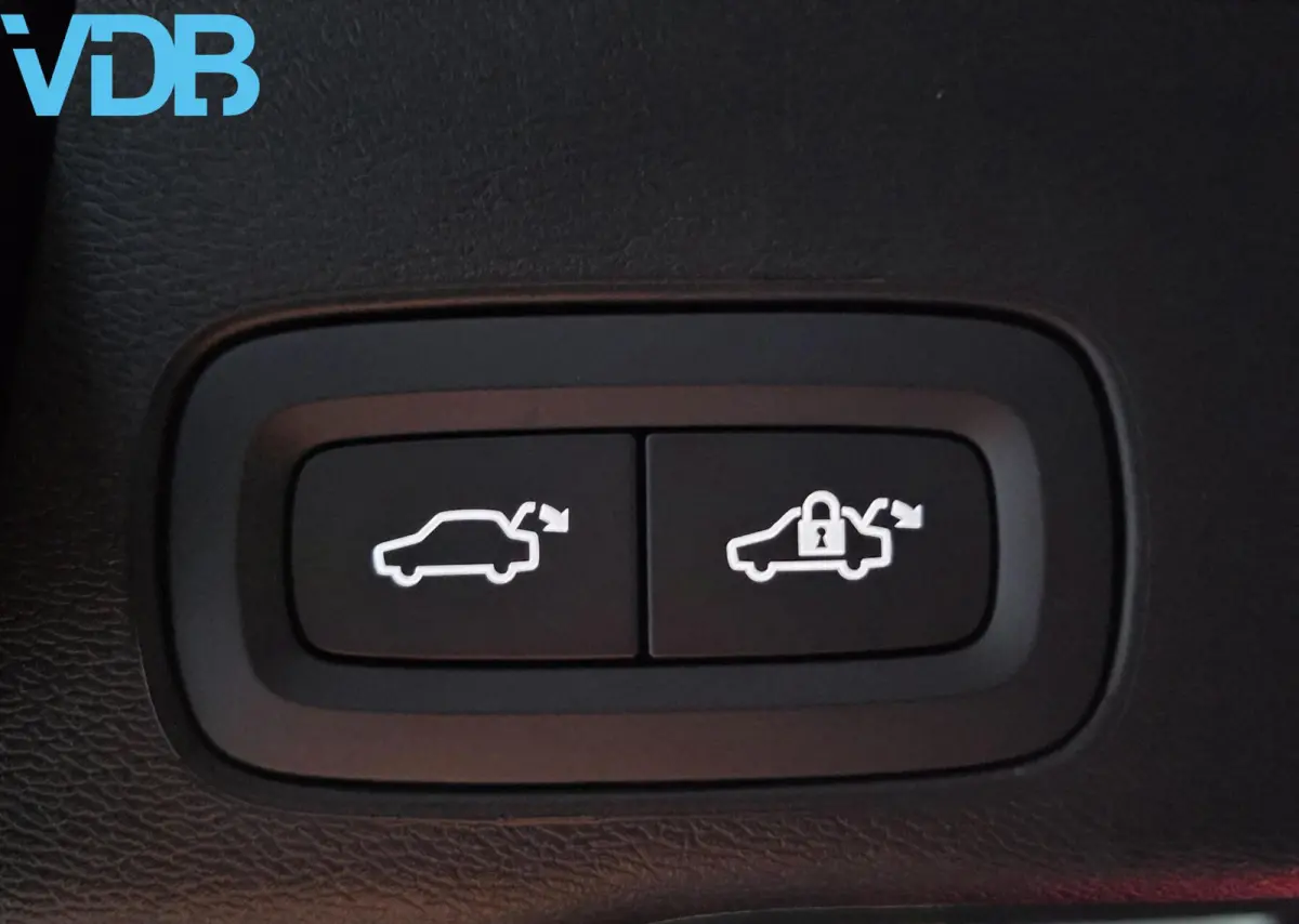 2.0 T8 Plug-in hybrid AWD Plus BLACK EDITION VOL