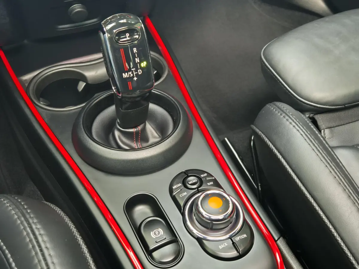 Mini 2.0 Cooper S JCW Hammersmith | Panoramadak | Leder | PDC | ECC | LM Velgen | Stoelverwarming | Navigatie |