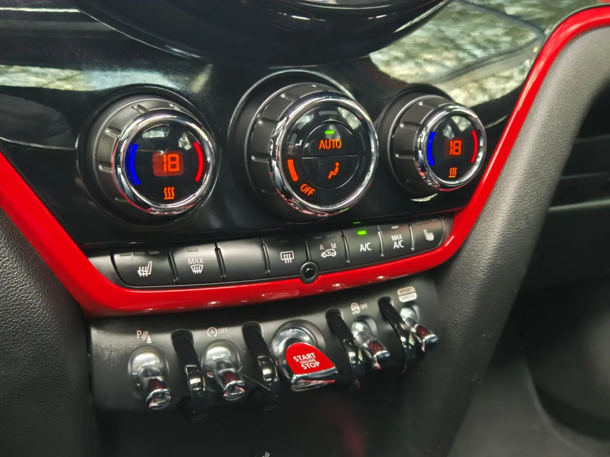 Mini 2.0 Cooper S JCW Hammersmith | Panoramadak | Leder | PDC | ECC | LM Velgen | Stoelverwarming | Navigatie |