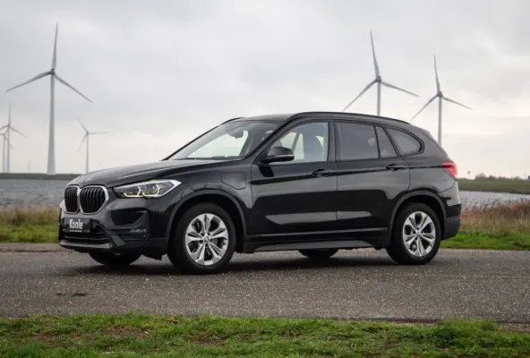 xDrive25e Executive X CAMERA / CARPLAY / HEAD UP DISPLAY / LEDER / LED / CRUISE CONTROLE / STOELVERWARMING