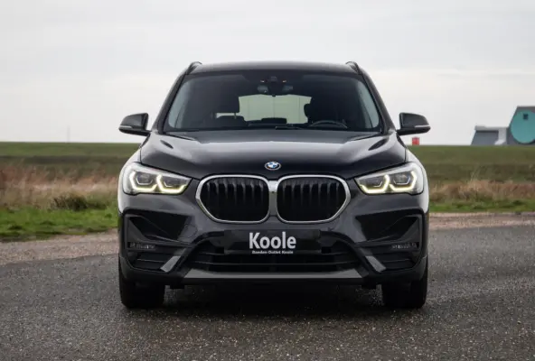 xDrive25e Executive X CAMERA / CARPLAY / HEAD UP DISPLAY / LEDER / LED / CRUISE CONTROLE / STOELVERWARMING