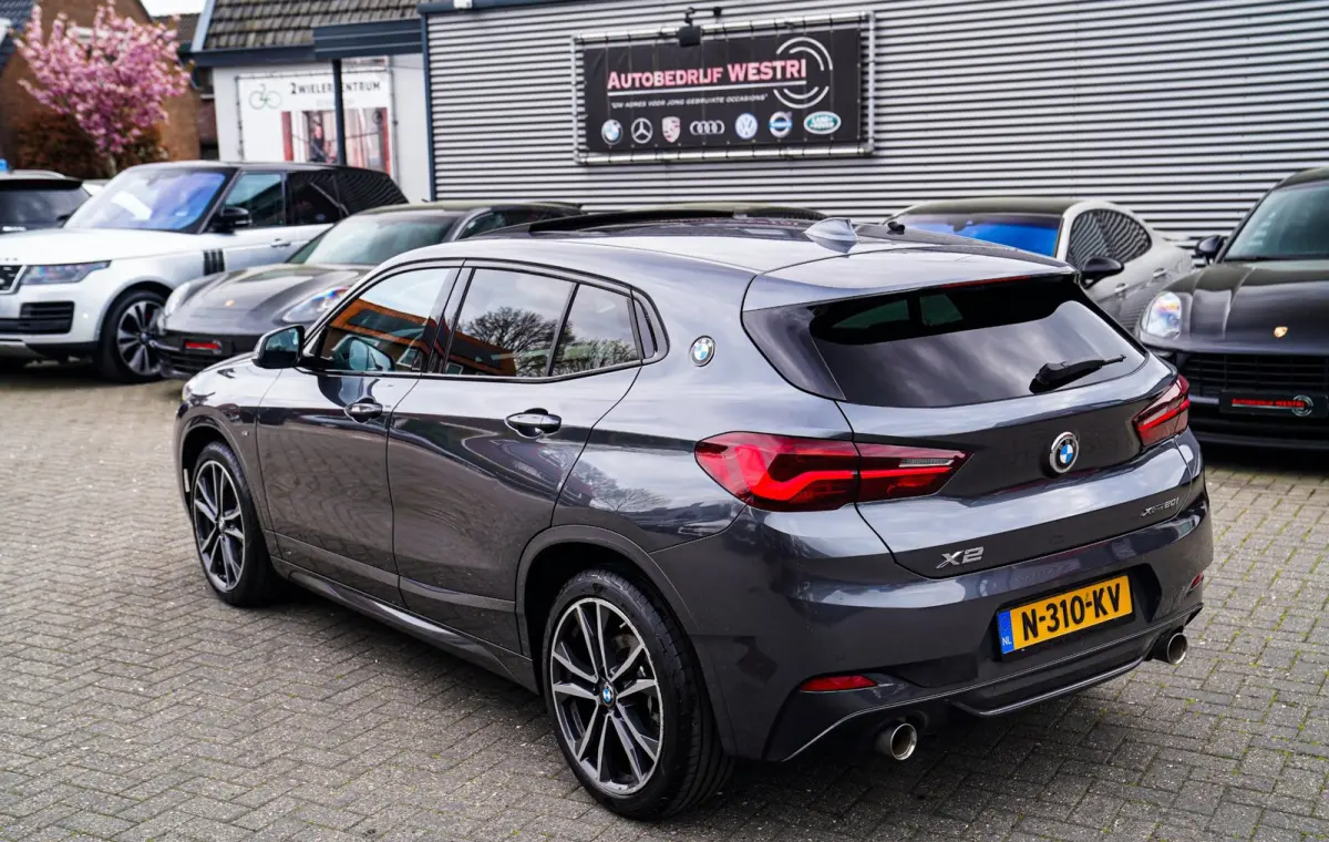 XDrive20i High Executive | Stoelverwarming | Panorama | Head Up Display | M Sport onderstel | M Sport pakket