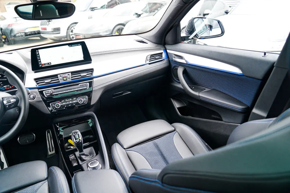 XDrive20i High Executive | Stoelverwarming | Panorama | Head Up Display | M Sport onderstel | M Sport pakket