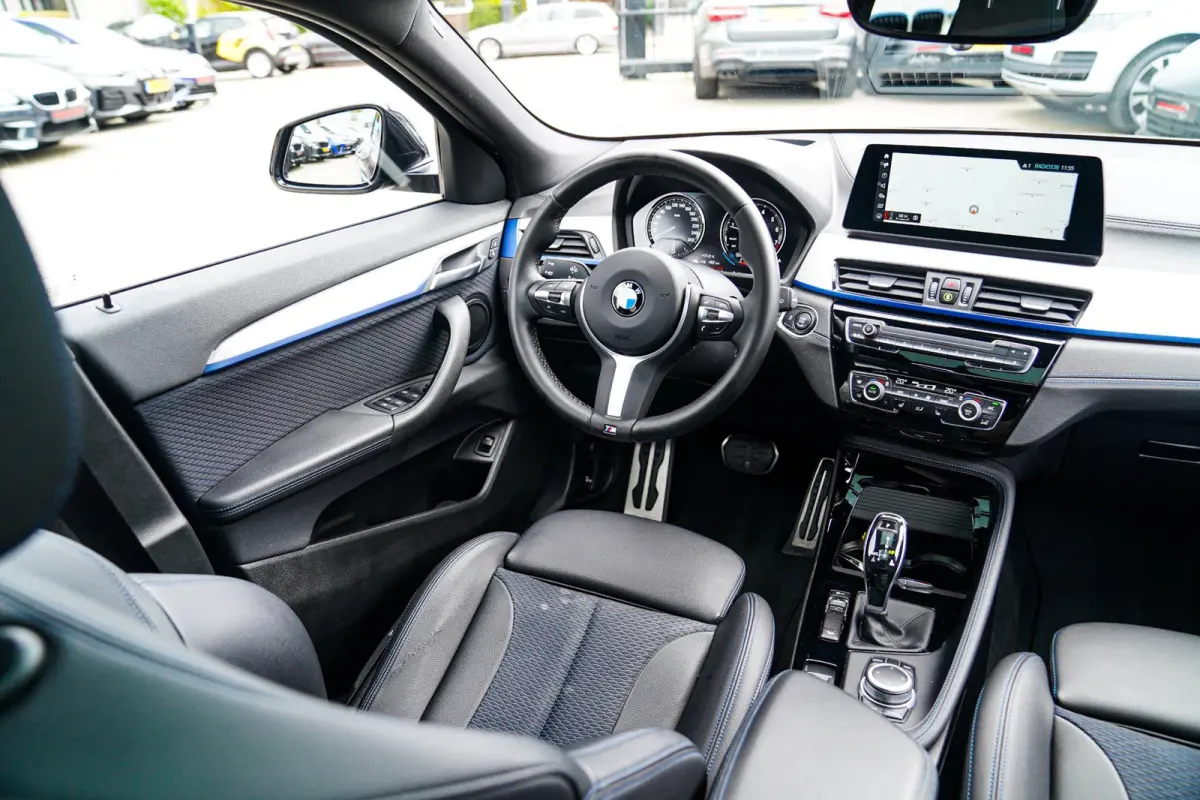 XDrive20i High Executive | Stoelverwarming | Panorama | Head Up Display | M Sport onderstel | M Sport pakket