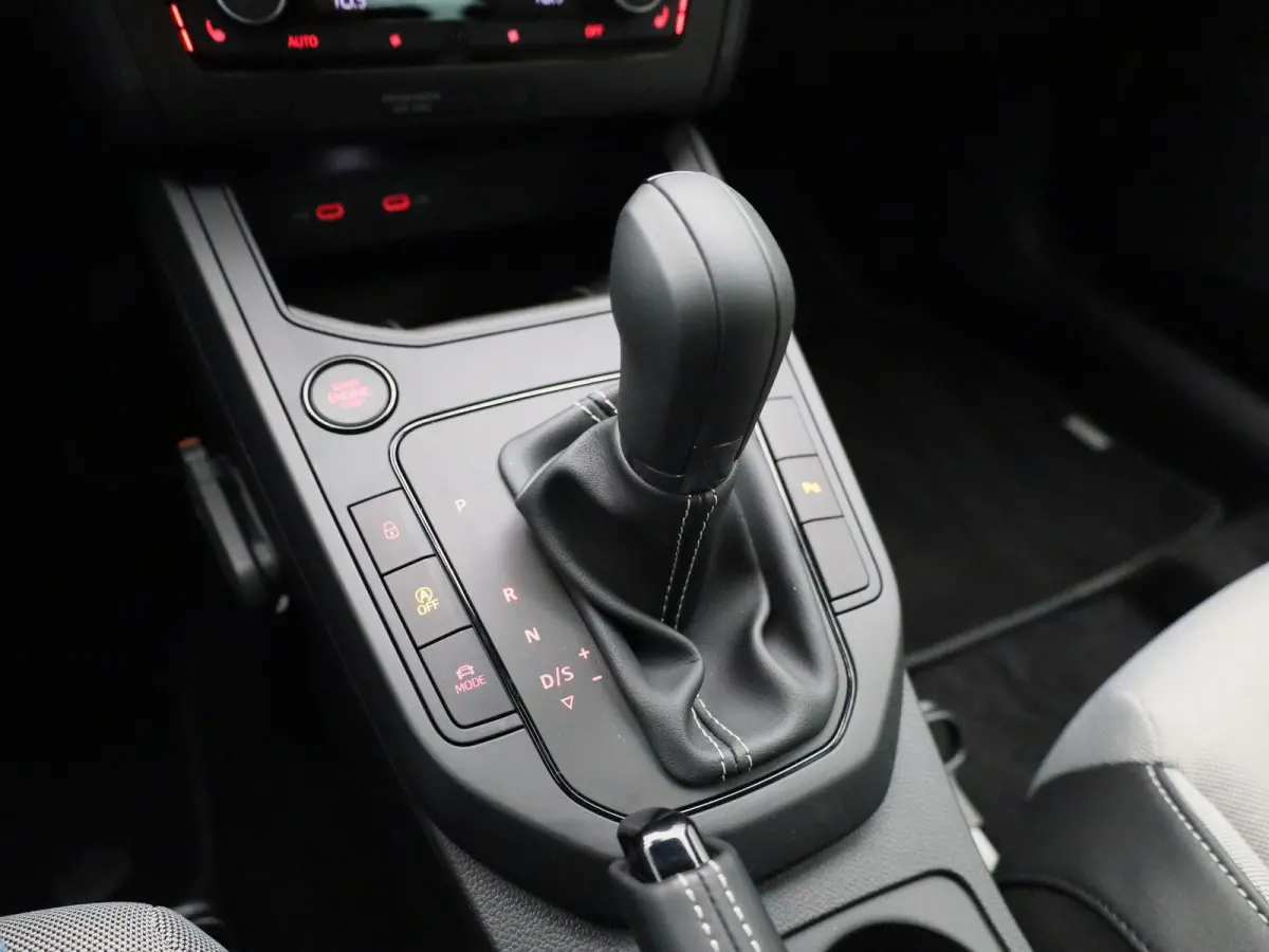 1.0 EcoTSI FR Business Connect 115 PK AUTOMAAT | Parkeersensoren | Achteruitrijcamera | Full Link | Digitaal Dashboard | Climate Control | Cruise Control | Stoelverwarming | Direct leverbaar