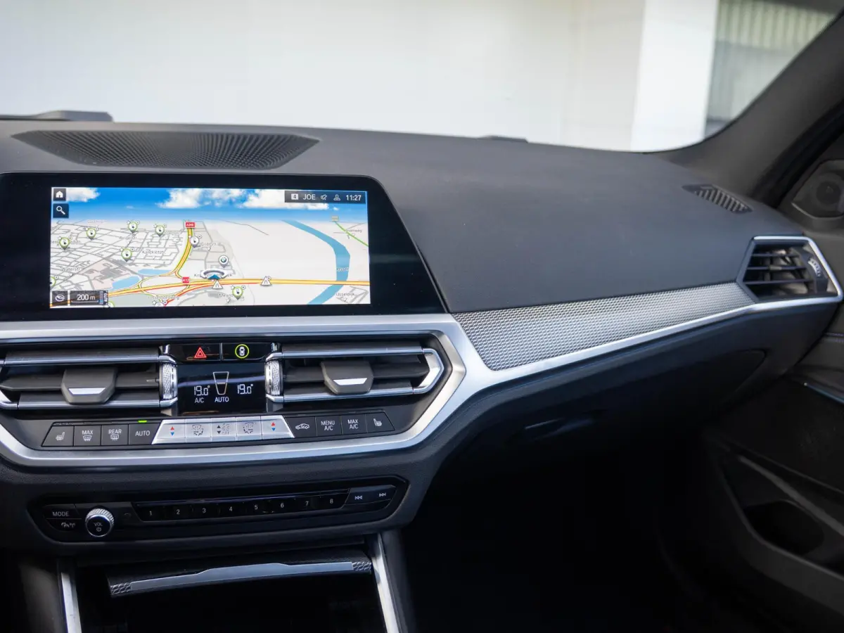 330e SoH 90% | M Sport | Innovationspakket | Comfort Access | Achteruitrijcamera | Schuif-/kanteldak | Head-Up Display | Stoelverwarming | 18''