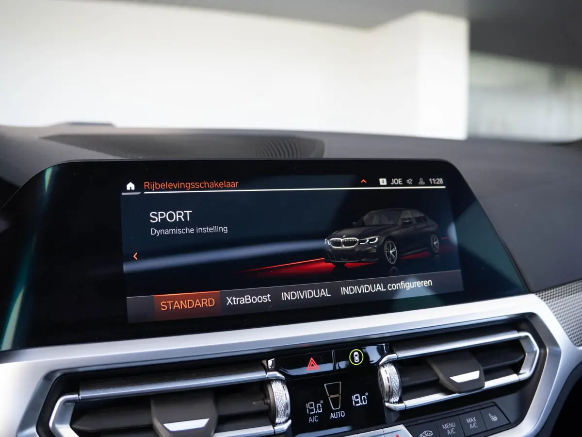 330e SoH 90% | M Sport | Innovationspakket | Comfort Access | Achteruitrijcamera | Schuif-/kanteldak | Head-Up Display | Stoelverwarming | 18''