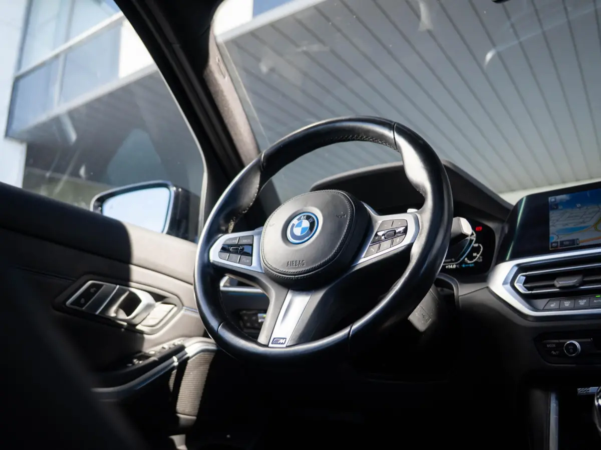 330e SoH 90% | M Sport | Innovationspakket | Comfort Access | Achteruitrijcamera | Schuif-/kanteldak | Head-Up Display | Stoelverwarming | 18''