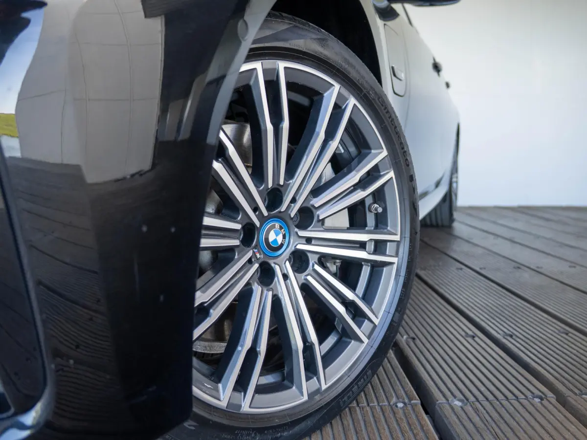 330e SoH 90% | M Sport | Innovationspakket | Comfort Access | Achteruitrijcamera | Schuif-/kanteldak | Head-Up Display | Stoelverwarming | 18''