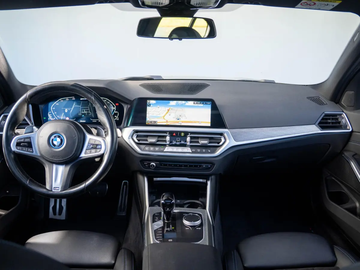 330e SoH 90% | M Sport | Innovationspakket | Comfort Access | Achteruitrijcamera | Schuif-/kanteldak | Head-Up Display | Stoelverwarming | 18''