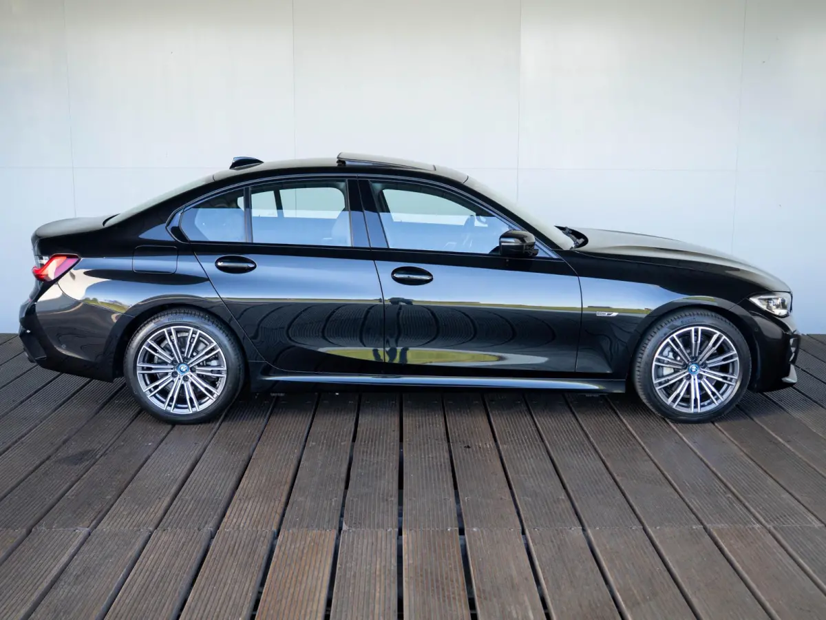 330e SoH 90% | M Sport | Innovationspakket | Comfort Access | Achteruitrijcamera | Schuif-/kanteldak | Head-Up Display | Stoelverwarming | 18''