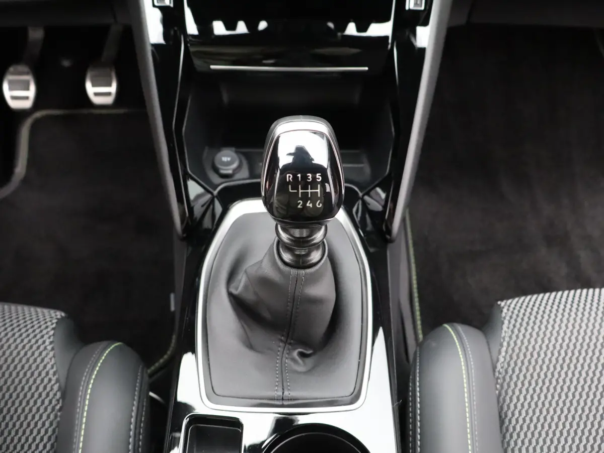 1.2 PureTech 100 GT Navi | achteruitrijcamera | Apple Carplay | licht metalen velgen 17''|