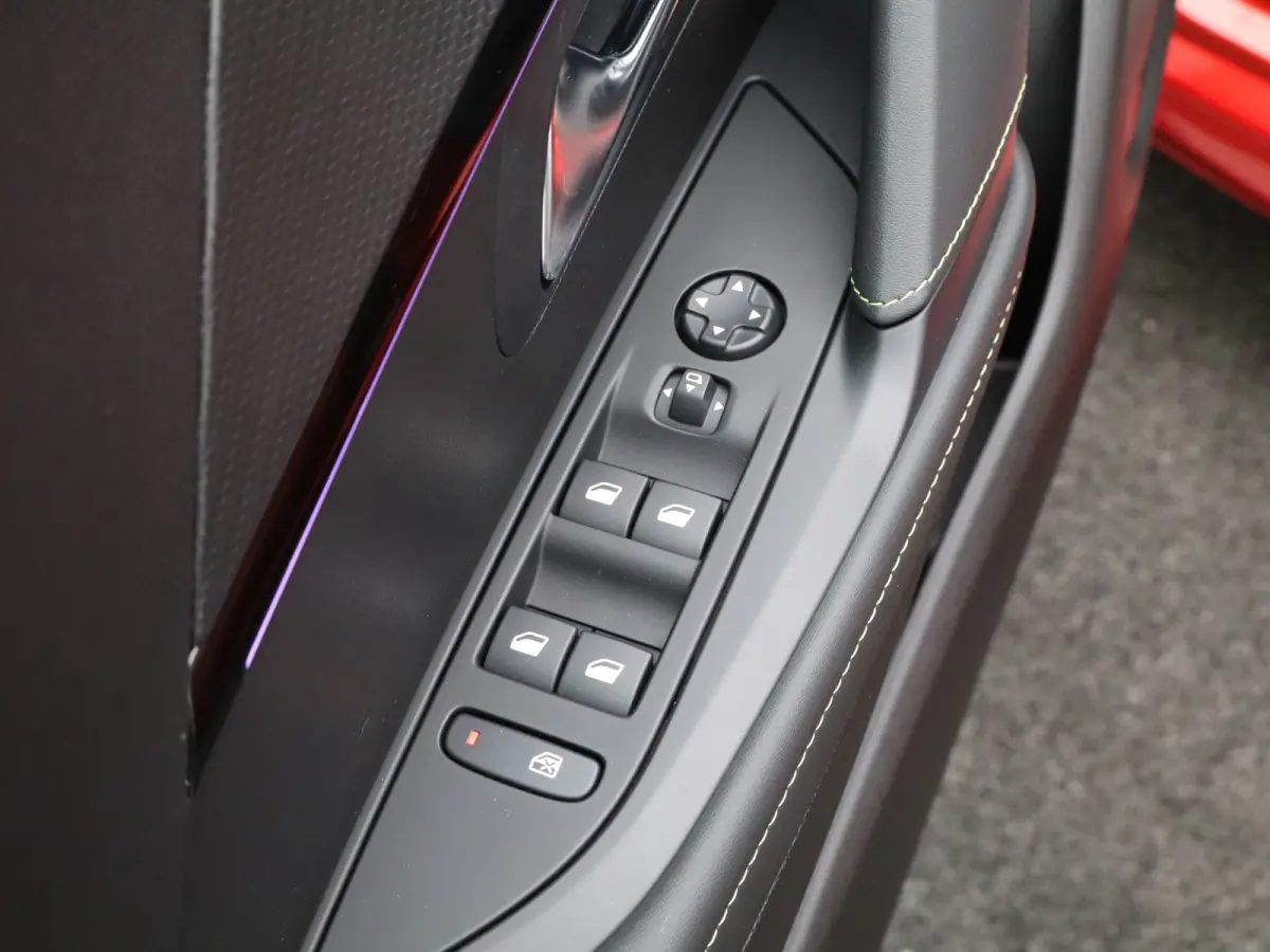 1.2 PureTech 100 GT Navi | achteruitrijcamera | Apple Carplay | licht metalen velgen 17''|