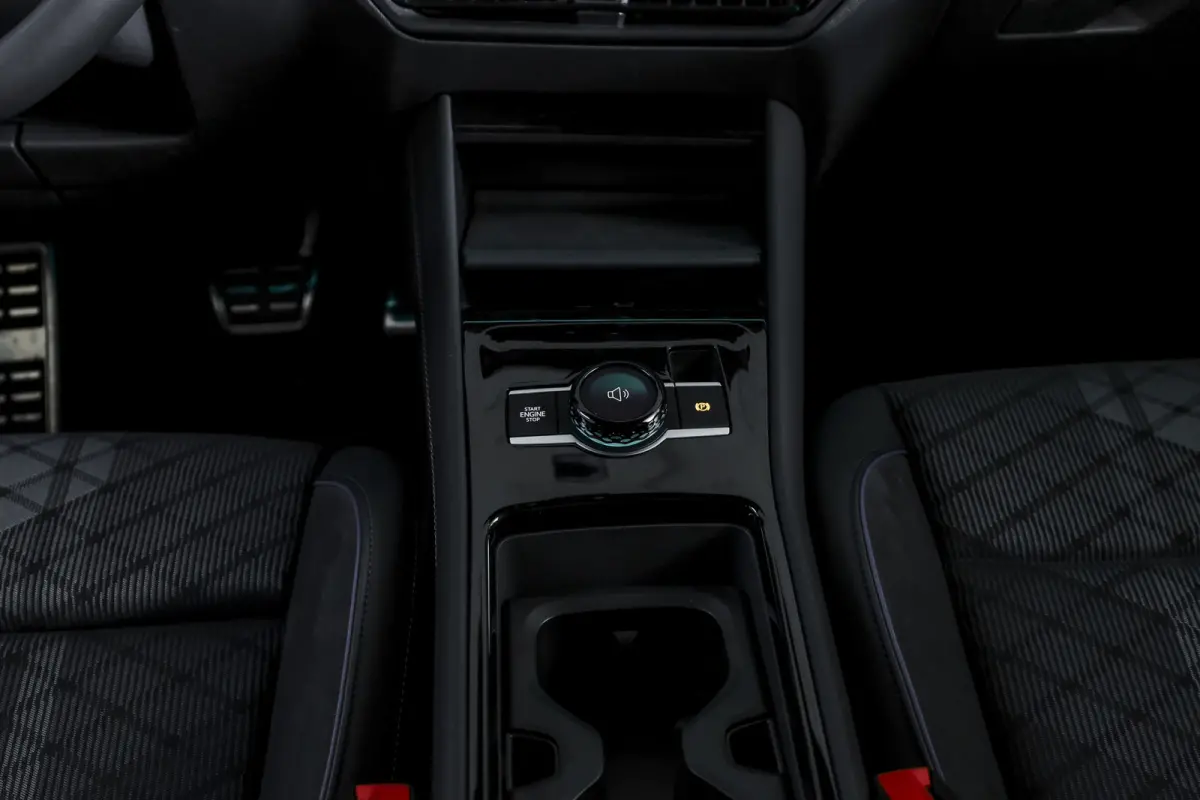 1.5 eHybrid 272 PK R-Line | Black Style Pakket | S/K-Panodak | Elek. Trekhaak | Dig. Cockpit | Adapt. Cruise | Stoel-+Stuurverw. | Camera | App. Connect | ECC | Elek. Klep | LM 20" | 5958