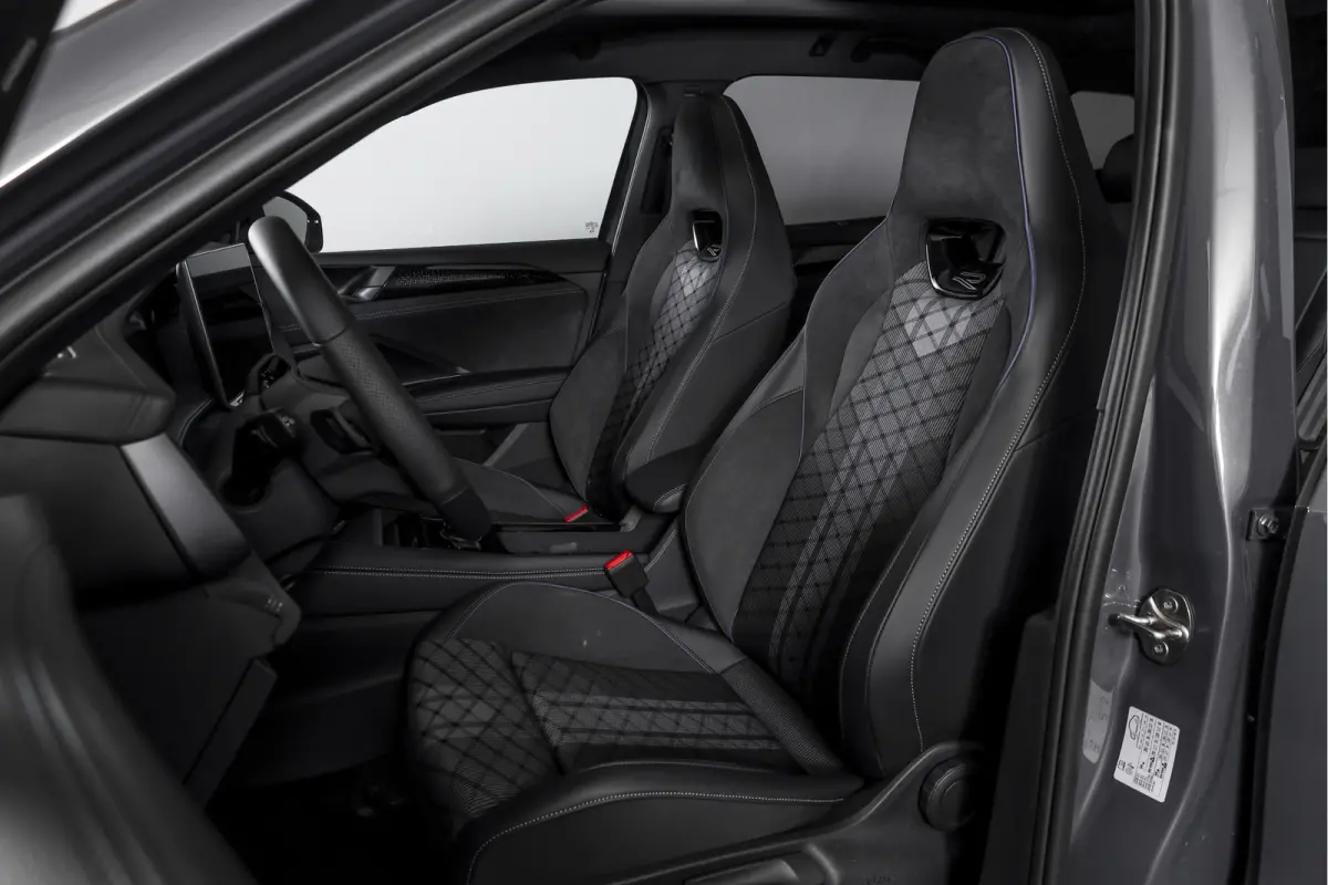 1.5 eHybrid 272 PK R-Line | Black Style Pakket | S/K-Panodak | Elek. Trekhaak | Dig. Cockpit | Adapt. Cruise | Stoel-+Stuurverw. | Camera | App. Connect | ECC | Elek. Klep | LM 20" | 5958