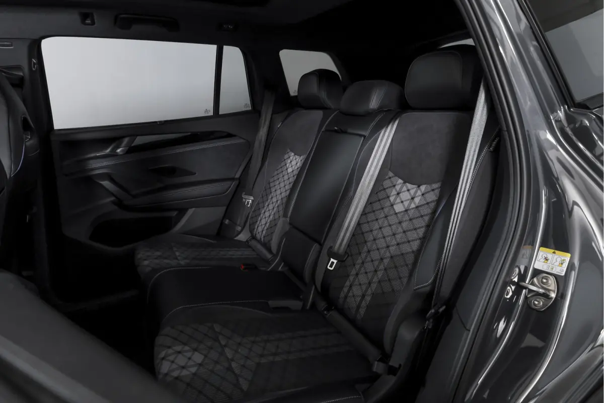 1.5 eHybrid 272 PK R-Line | Black Style Pakket | S/K-Panodak | Elek. Trekhaak | Dig. Cockpit | Adapt. Cruise | Stoel-+Stuurverw. | Camera | App. Connect | ECC | Elek. Klep | LM 20" | 5958