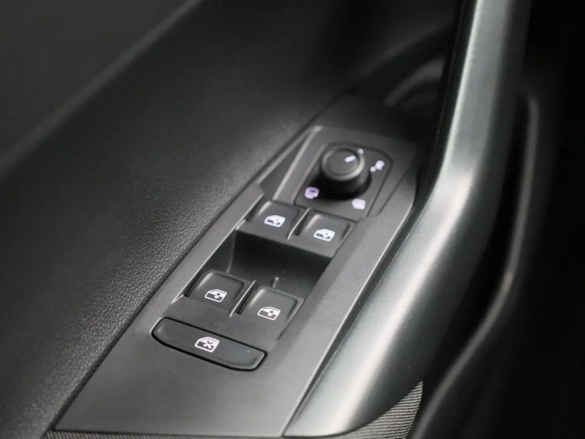 1.0 TSI Life Edition 95 PK| Origineel Nederlands | 1e Eigenaar | Navigatie | Achteruitrijcamera | Stoelverwarming | Keyless | Parkeersensoren | Climatronic