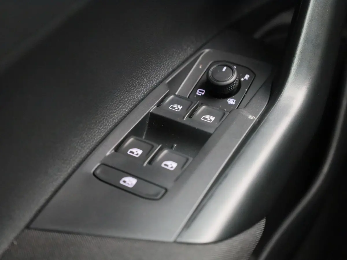 1.0 TSI Life Edition 95 PK Origineel Nederlands | 1e Eigenaar | Navigatie | Stoelverwarming | Climatronic | Keyless | Achteruitrijcamera | Parkeersensoren