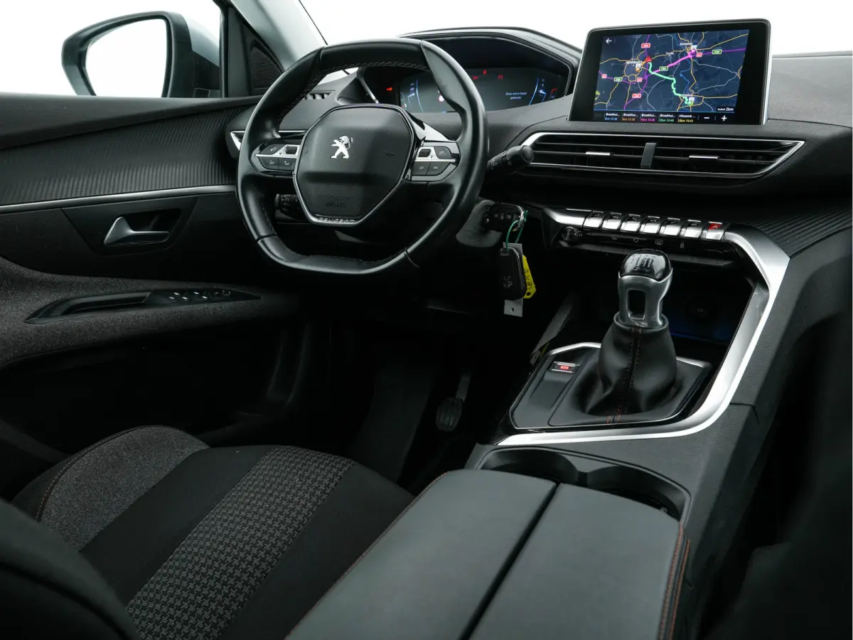 1.2 PureTech Blue Lease Executive *NAVI-FULLMAP | DIGI-COCKPIT | SPORT-SEATS | ECC | PDC | CRUISE | CARPLAY  | PRIVACY-GLASS | TOWBAR | 17"ALU*