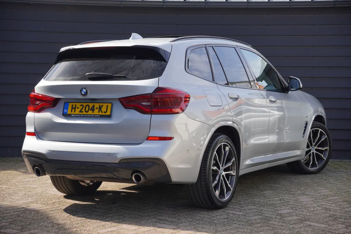 sDrive20i Launch Edition High Executive - HEAD UP - PANODAK - M SPORT - LEDER -