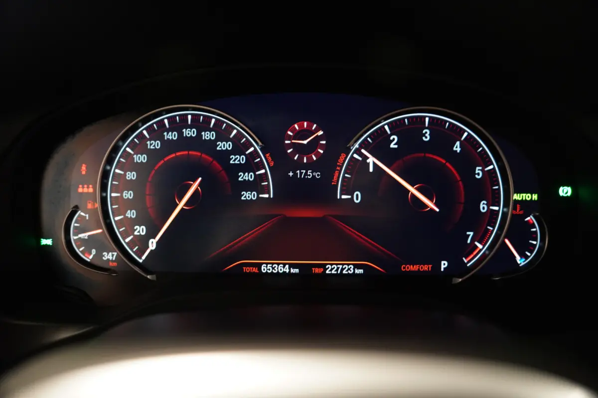 sDrive20i Launch Edition High Executive - HEAD UP - PANODAK - M SPORT - LEDER -