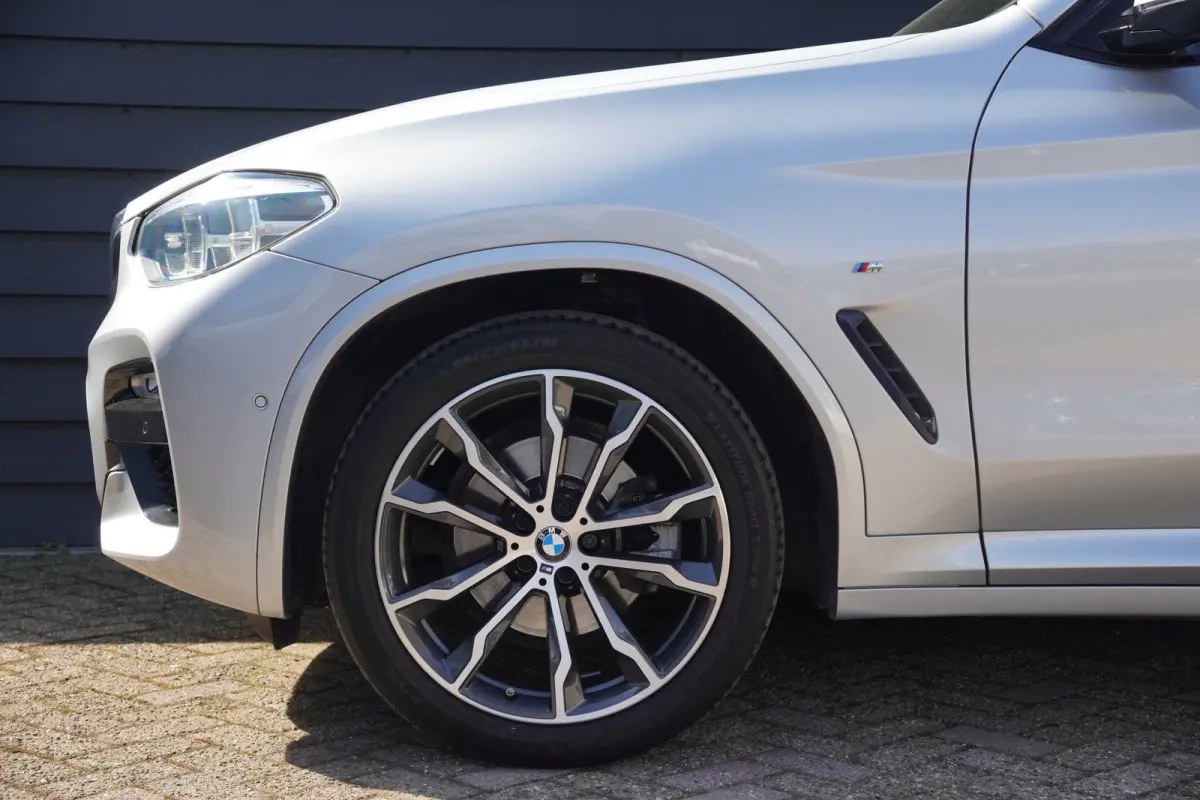 sDrive20i Launch Edition High Executive - HEAD UP - PANODAK - M SPORT - LEDER -