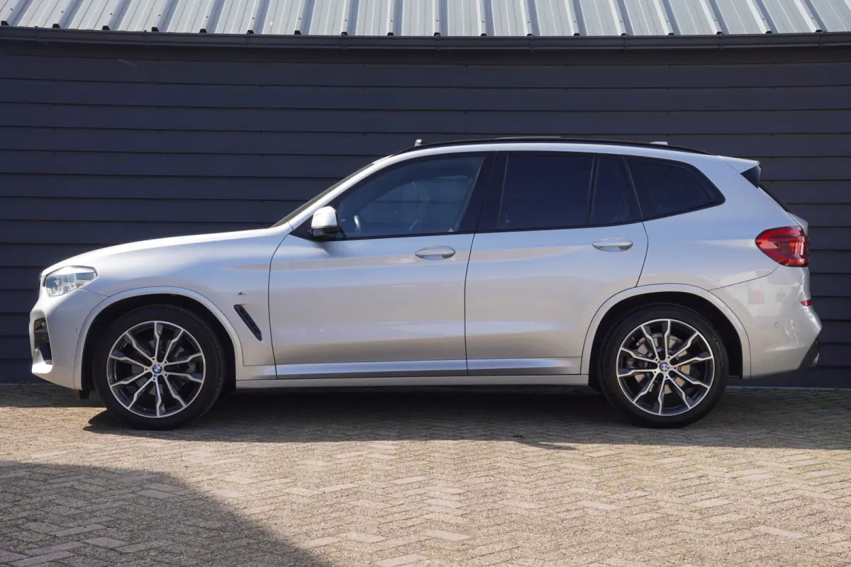 sDrive20i Launch Edition High Executive - HEAD UP - PANODAK - M SPORT - LEDER -