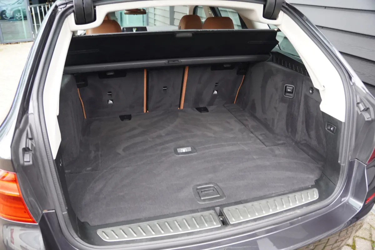 530i Executive - LEDER - MEMORY STOELEN - LUXURY LINE -