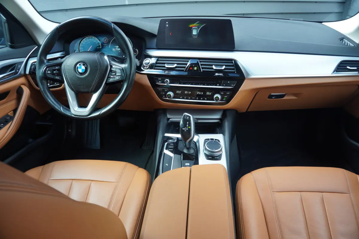 530i Executive - LEDER - MEMORY STOELEN - LUXURY LINE -
