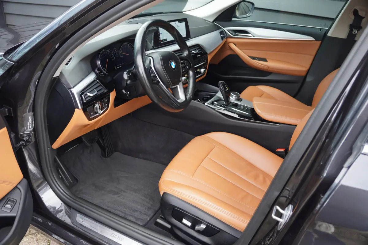 530i Executive - LEDER - MEMORY STOELEN - LUXURY LINE -