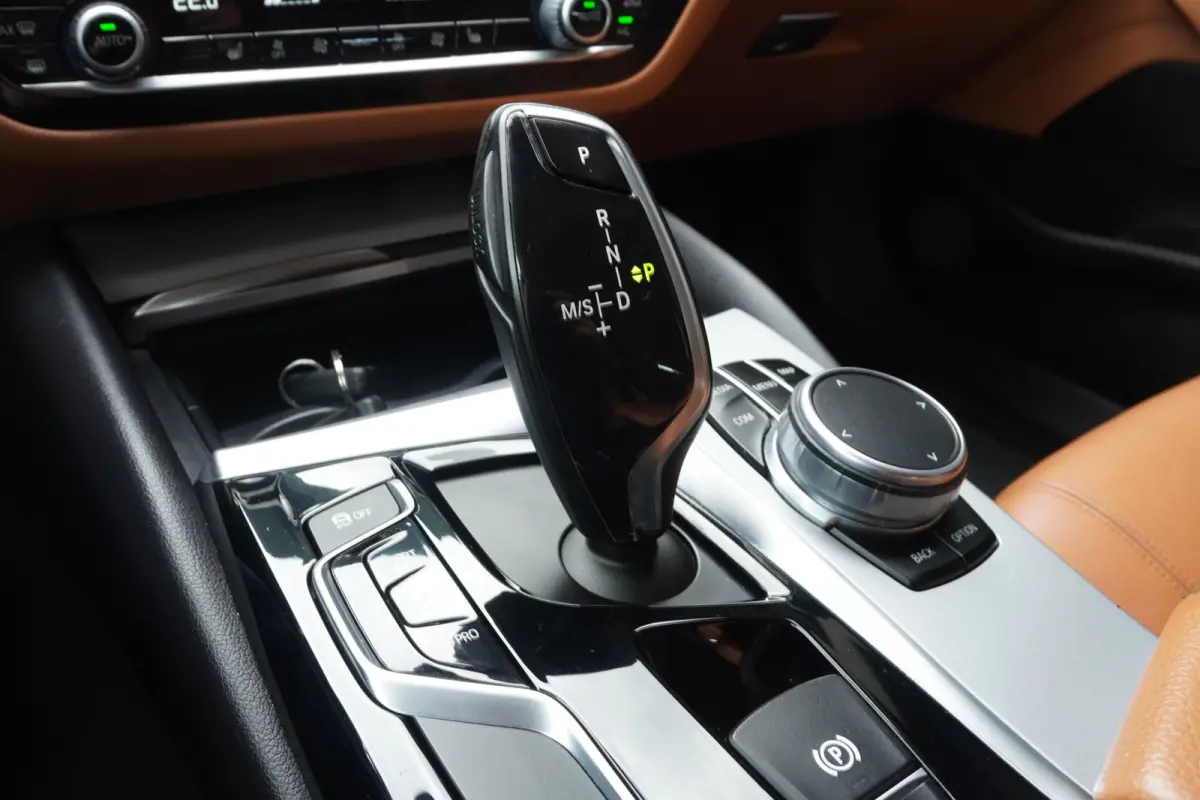 530i Executive - LEDER - MEMORY STOELEN - LUXURY LINE -