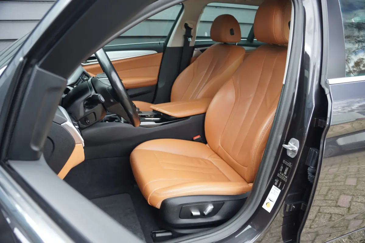 530i Executive - LEDER - MEMORY STOELEN - LUXURY LINE -