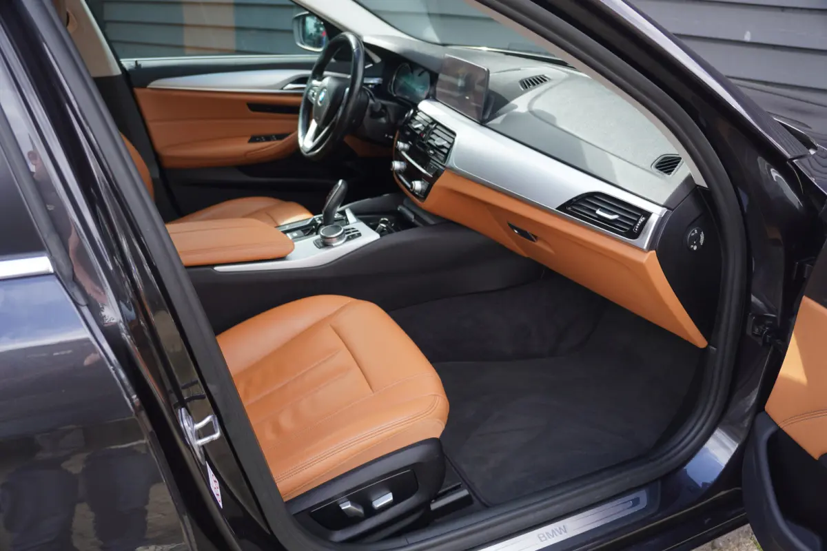 530i Executive - LEDER - MEMORY STOELEN - LUXURY LINE -