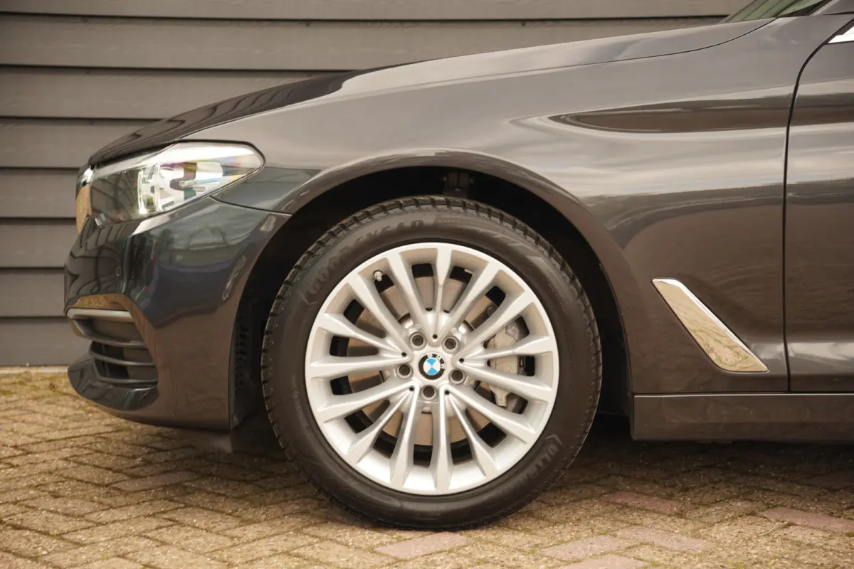 530i Executive - LEDER - MEMORY STOELEN - LUXURY LINE -