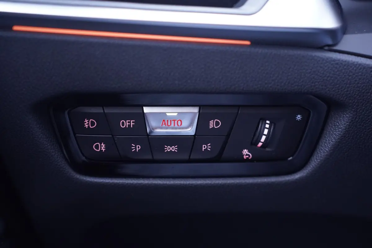320i Sport Line Led koplampen Apple Carplay Leder Memory Stoelverwarming 1e Eigenaar NAP