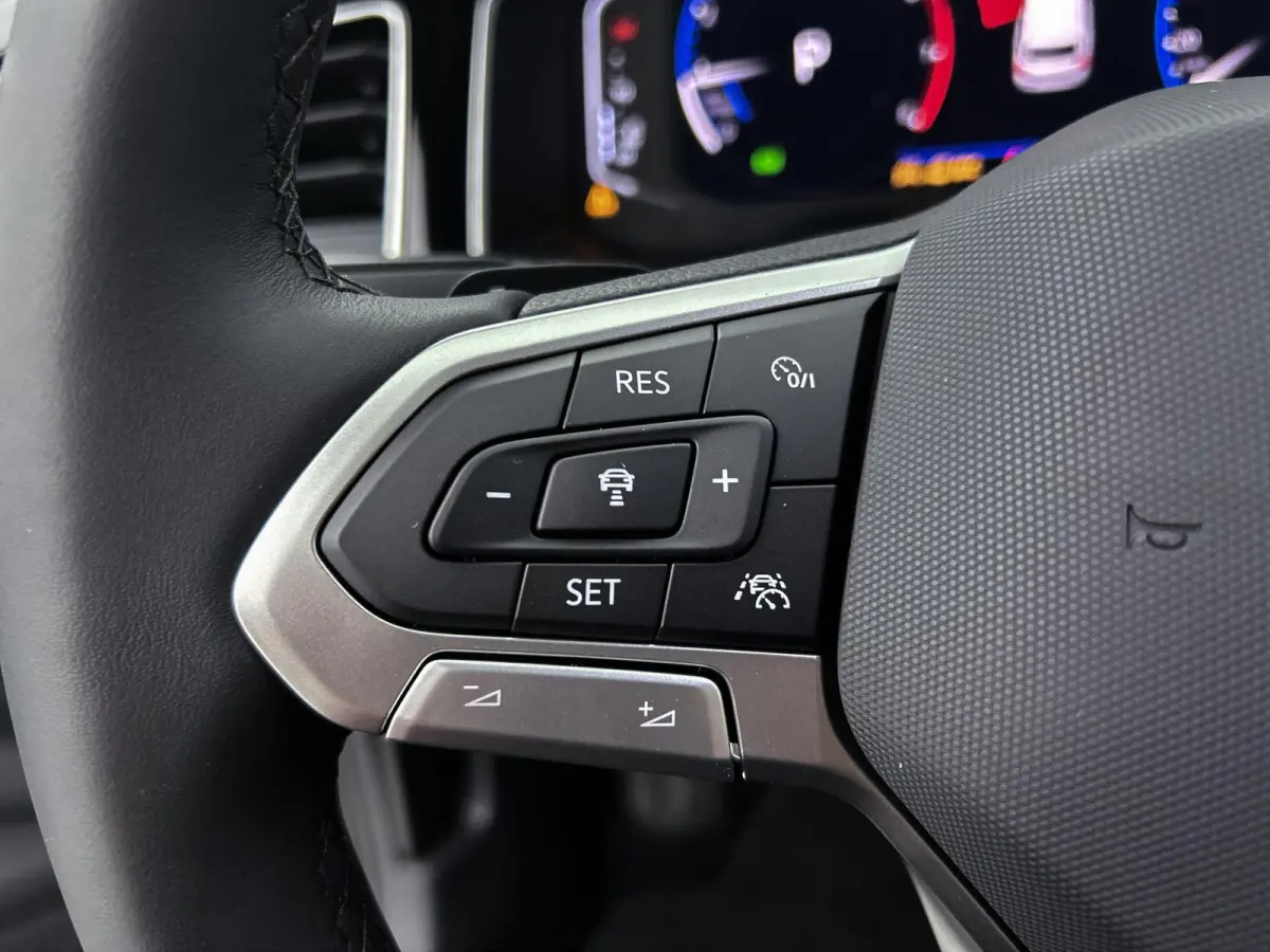1.0 TSI R-Line Edition 95 PK| Origineel Nederlands | 1e Eigenaar | Panoramadak | LED Matrix | Stoelverwarming | Achteruitrijcamera | Climatronic | Parkeersensoren | Digitale Cockpit Pro | Na