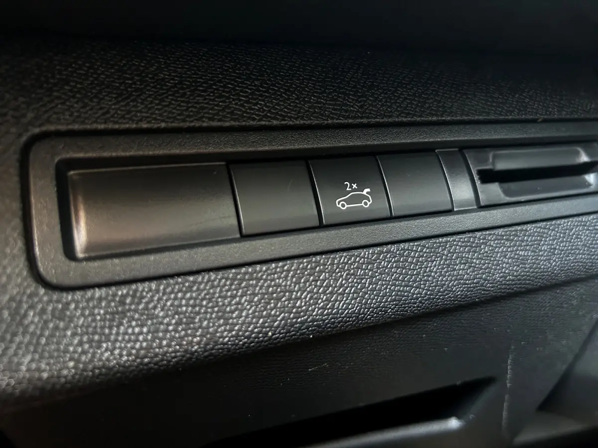 1.6 180pk Blue Lease Premium | 7 persoons | Cruise Control | Camera | Stoelverwarming | Focal Audio |