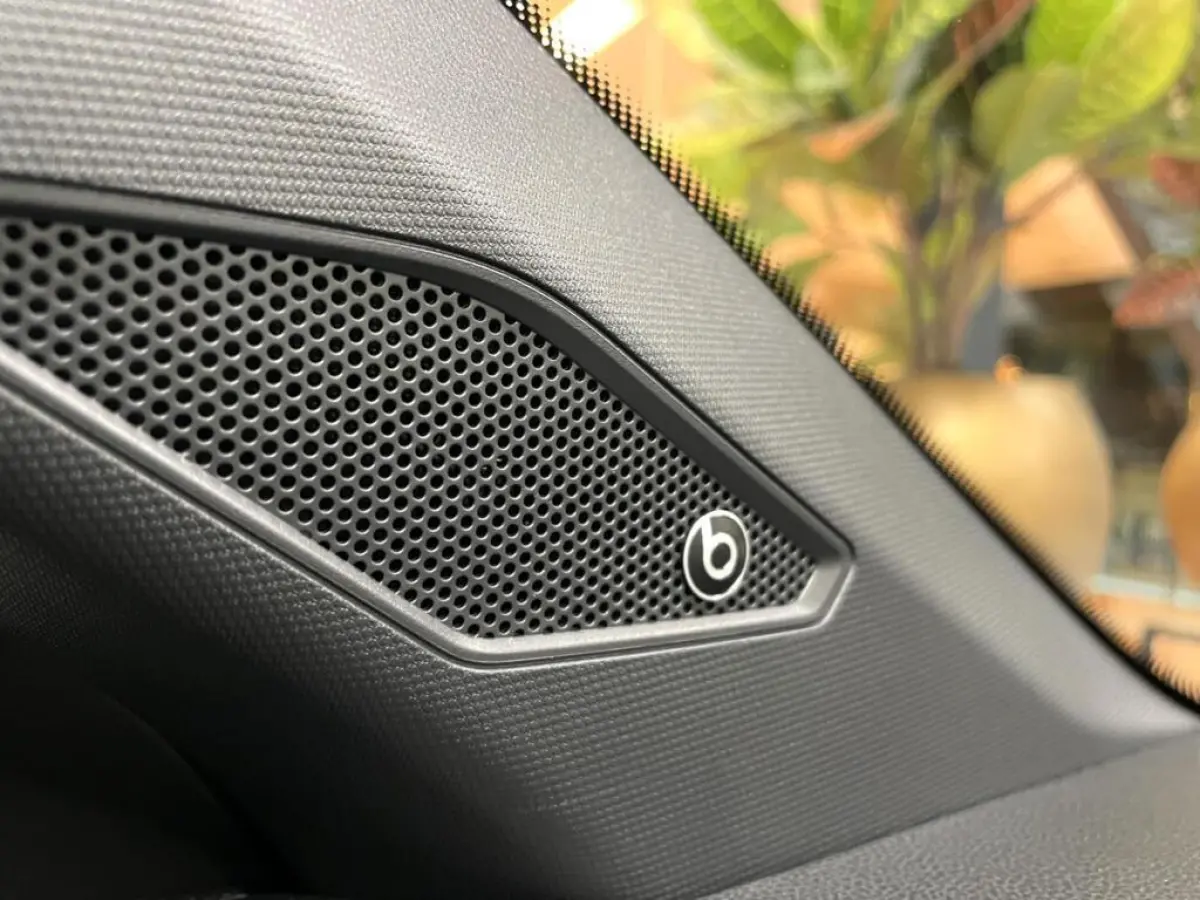 1.5 TSI R-Line Business Black Style/ Cam/ Beats/ IQ LED/ Keyless/ 18"LMV