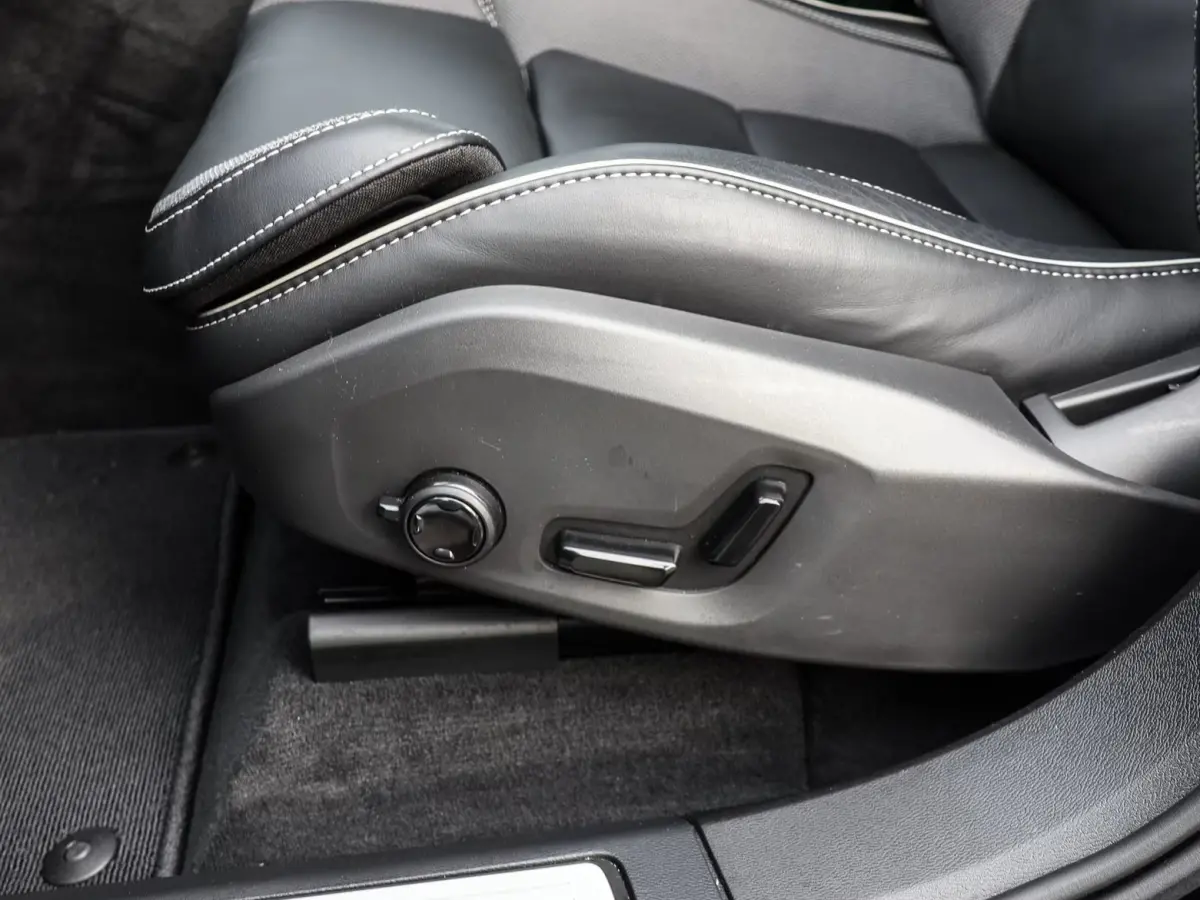 2.0 T8 Plug-in hybrid AWD Plus Dark (335kW/455PK) ** PANORAMA, ACC, VERW. ST, 21-inch LMV ** 1e EIG - UNFALLFREI ** ** INFORMEER OOK NAAR ONZE AANTREKKELIJKE FINANCIAL-LEASE TARIEVEN **