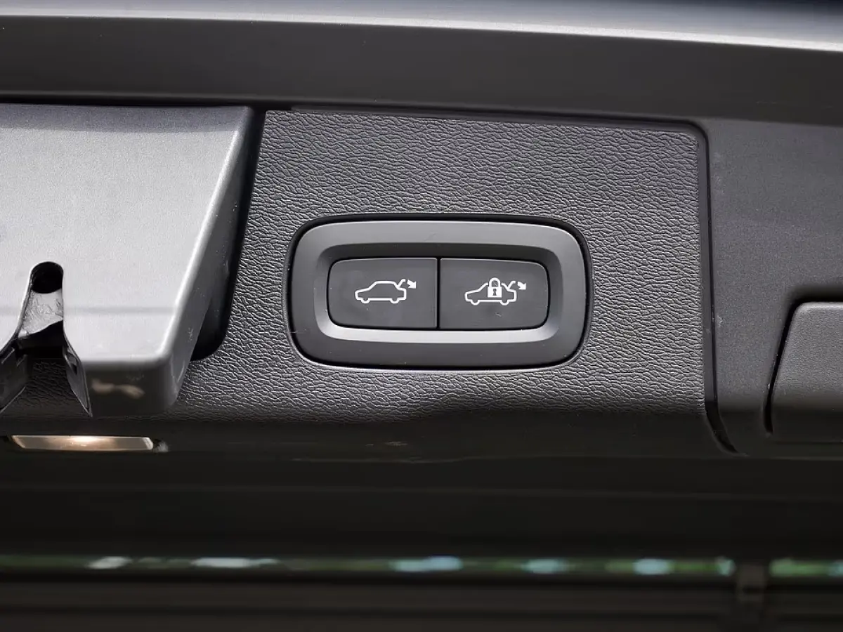 2.0 T8 Plug-in hybrid AWD Plus Dark (335kW/455PK) ** PANORAMA, ACC, VERW. ST, 21-inch LMV ** 1e EIG - UNFALLFREI ** ** INFORMEER OOK NAAR ONZE AANTREKKELIJKE FINANCIAL-LEASE TARIEVEN **