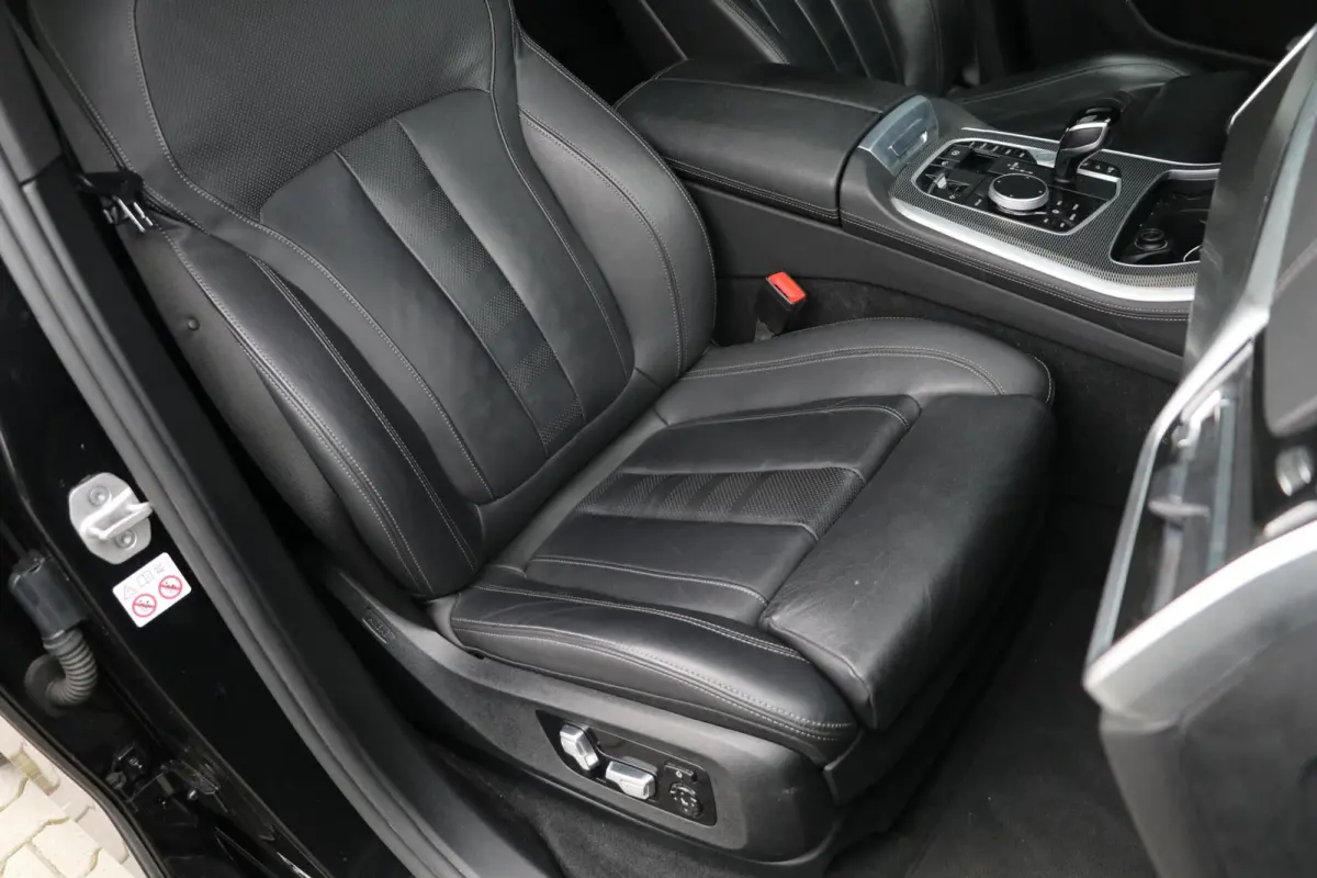 xDrive45e High Executive M-SPORT Panodak Headup Trekhaak ShadowLine Stoel/Stuur verwarming Carplay Luchtvering 22''Inch Laserlicht BJ2021