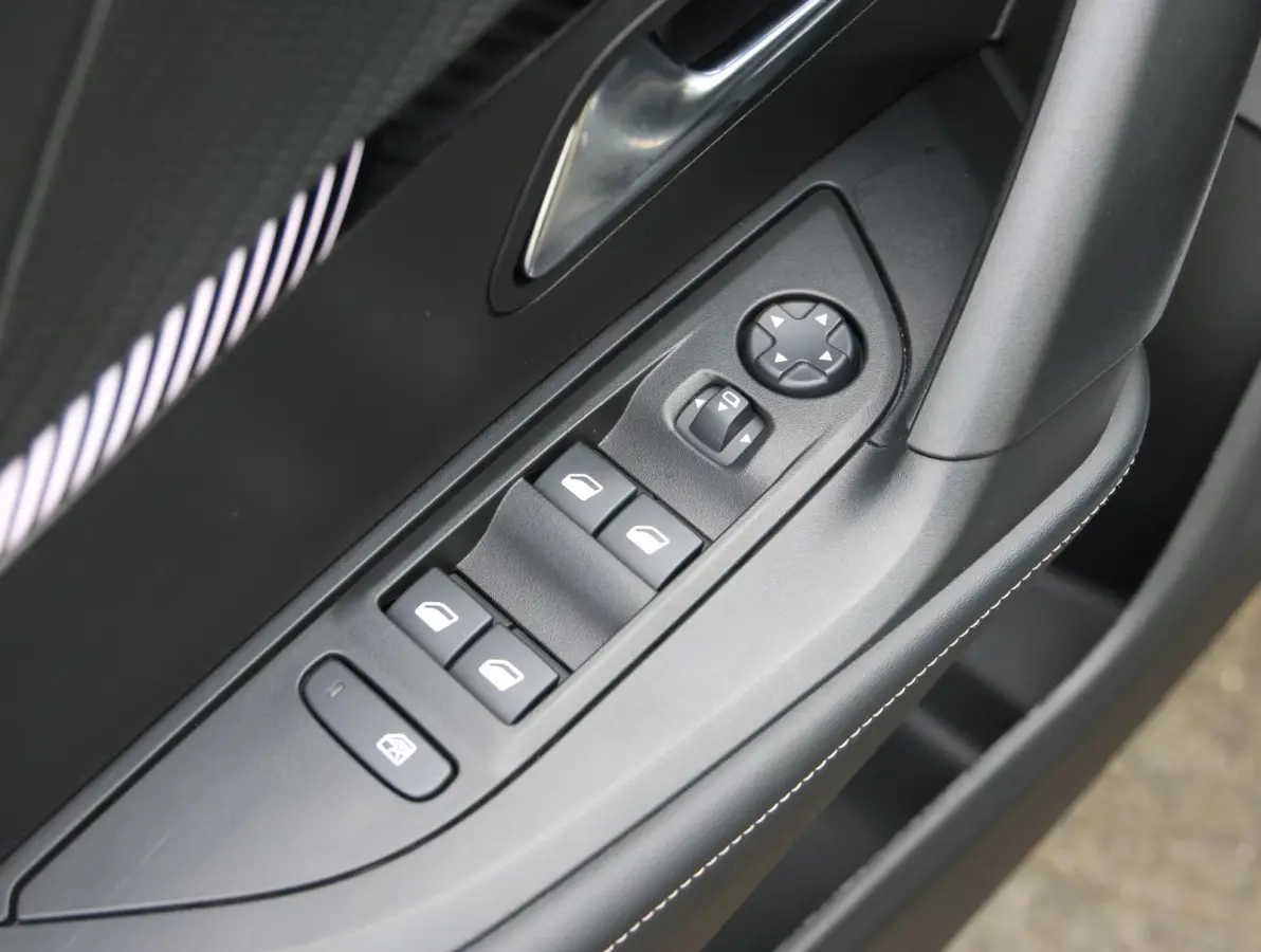 1.2 100 Allure | Navigatie | Keyless Entry | Cruise Control