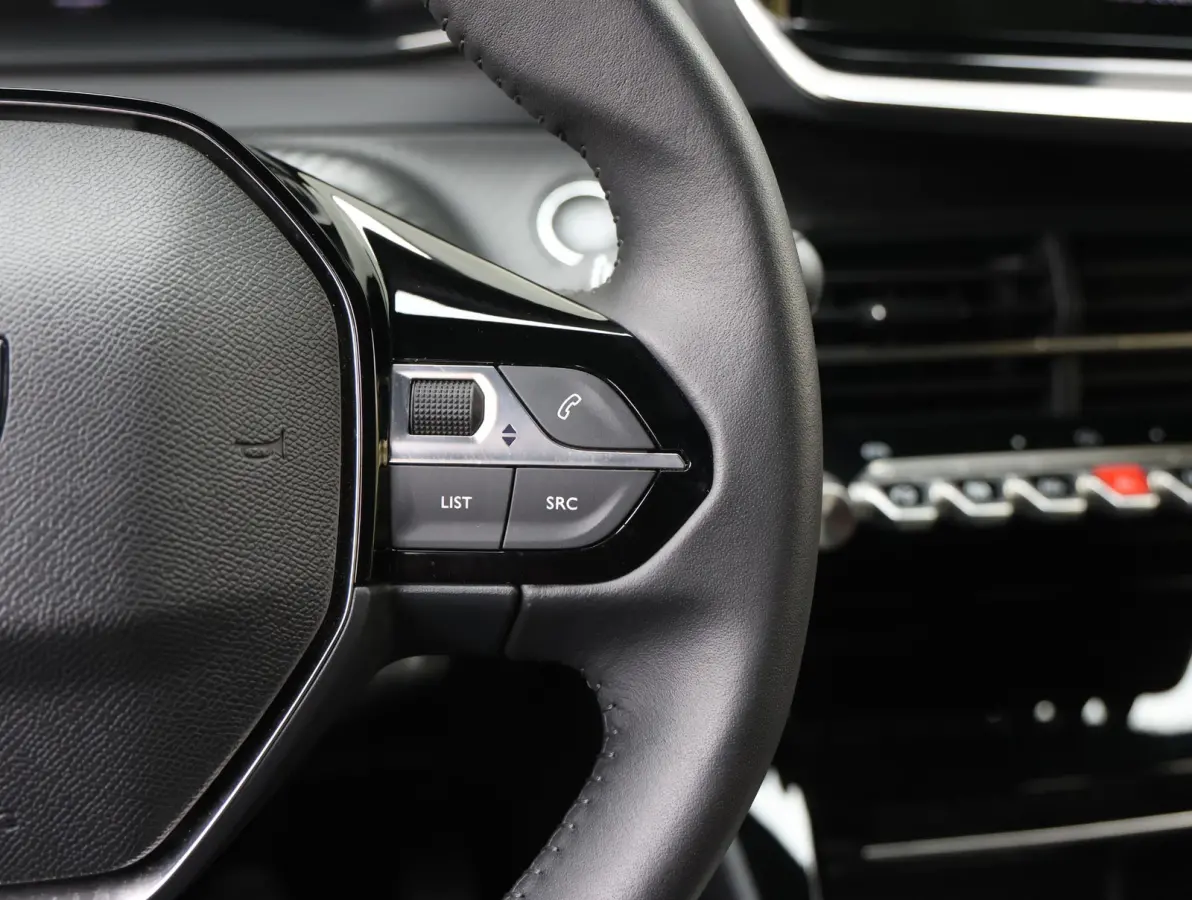 1.2 100 Allure | Navigatie | Keyless Entry | Cruise Control