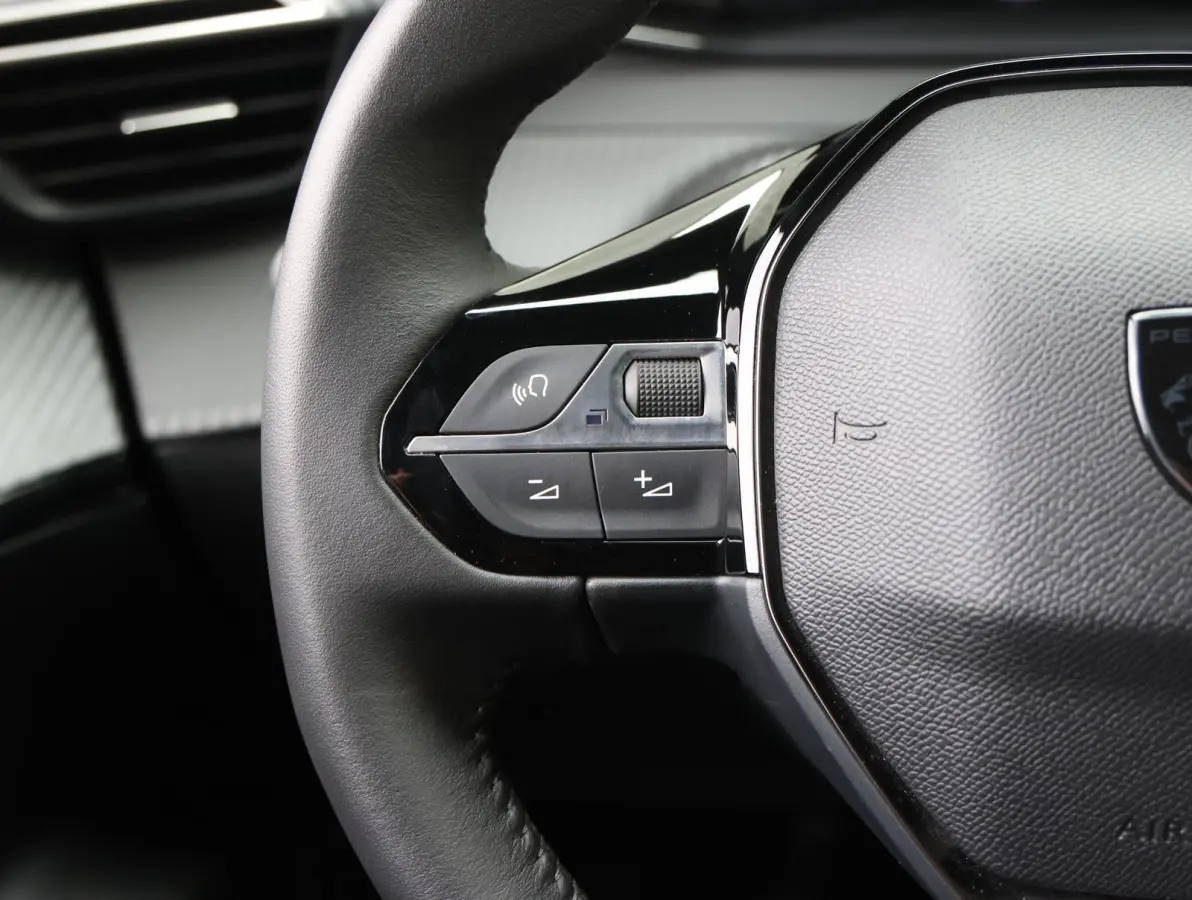 1.2 100 Allure | Navigatie | Keyless Entry | Cruise Control