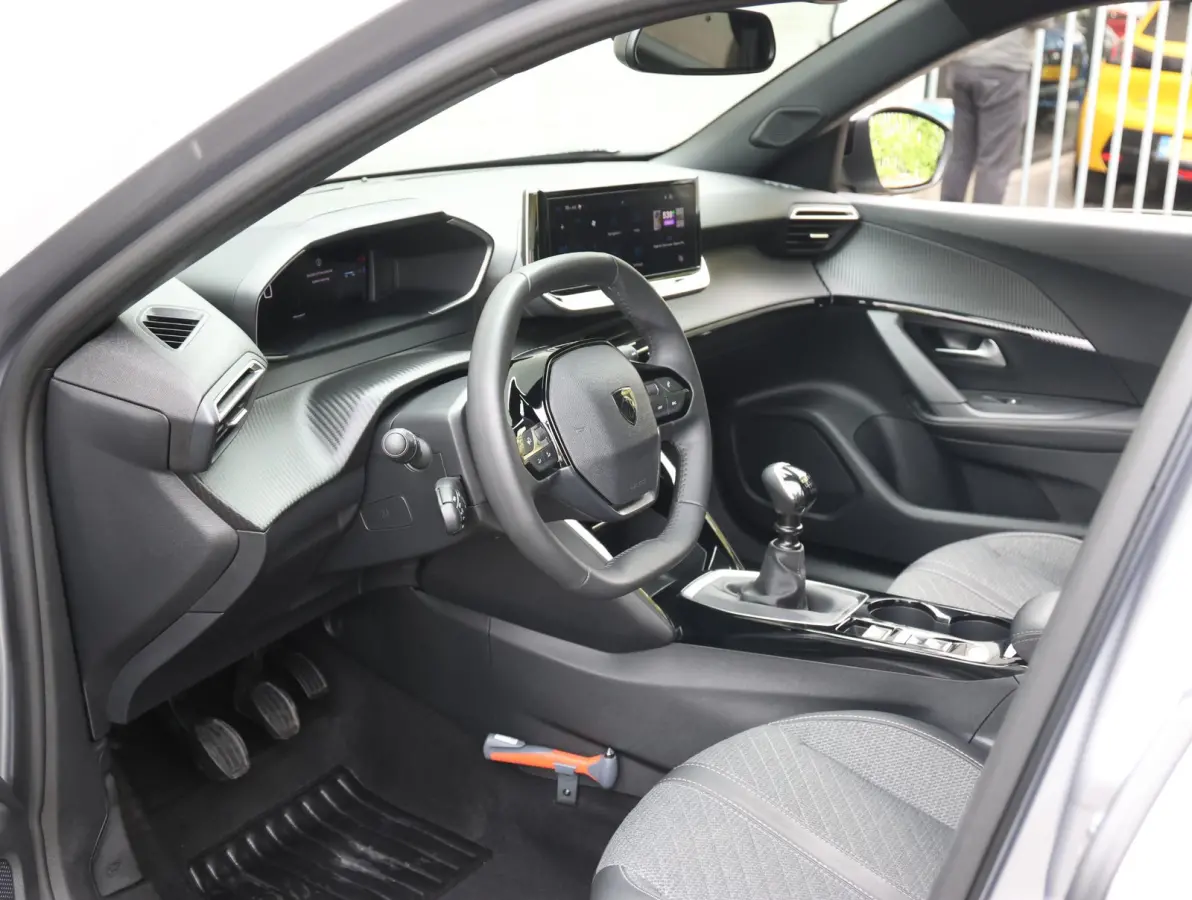 1.2 100 Allure | Navigatie | Keyless Entry | Cruise Control