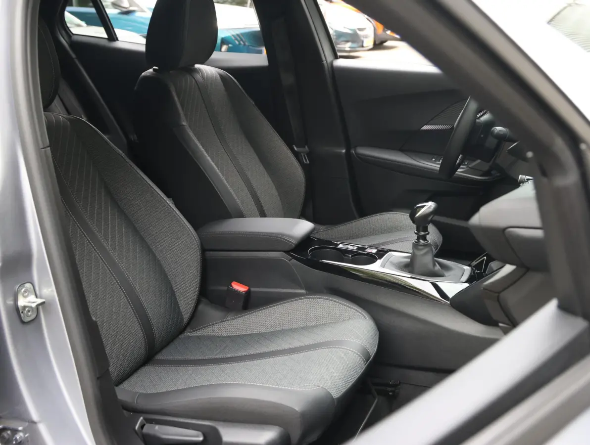 1.2 100 Allure | Navigatie | Keyless Entry | Cruise Control