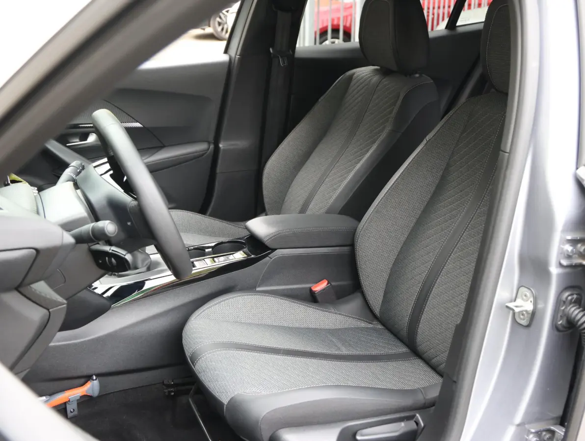 1.2 100 Allure | Navigatie | Keyless Entry | Cruise Control