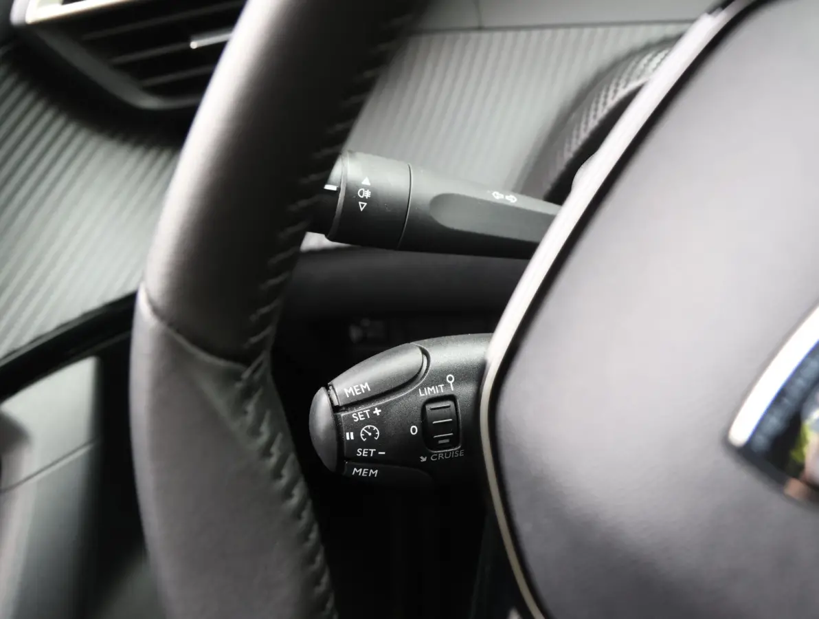 1.2 100 Allure | Navigatie | Keyless Entry | Cruise Control